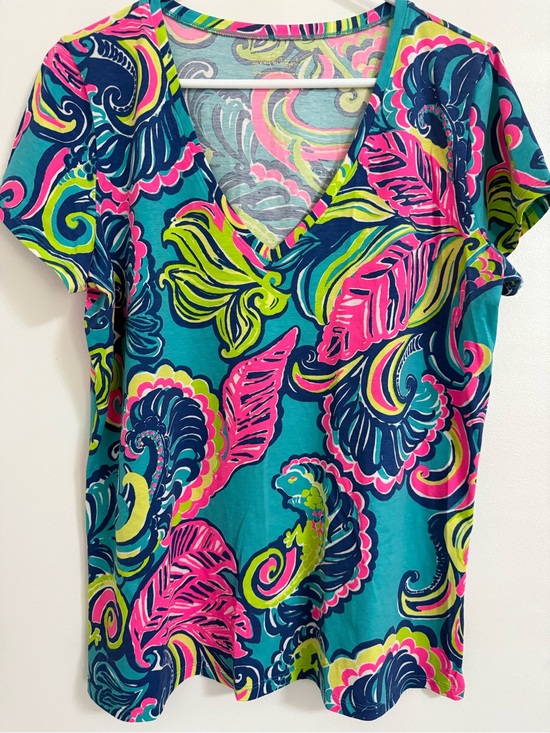 Lilly Pulitzer Tops - Lilly Pulitzer V-neck T-shirt extra large never worn